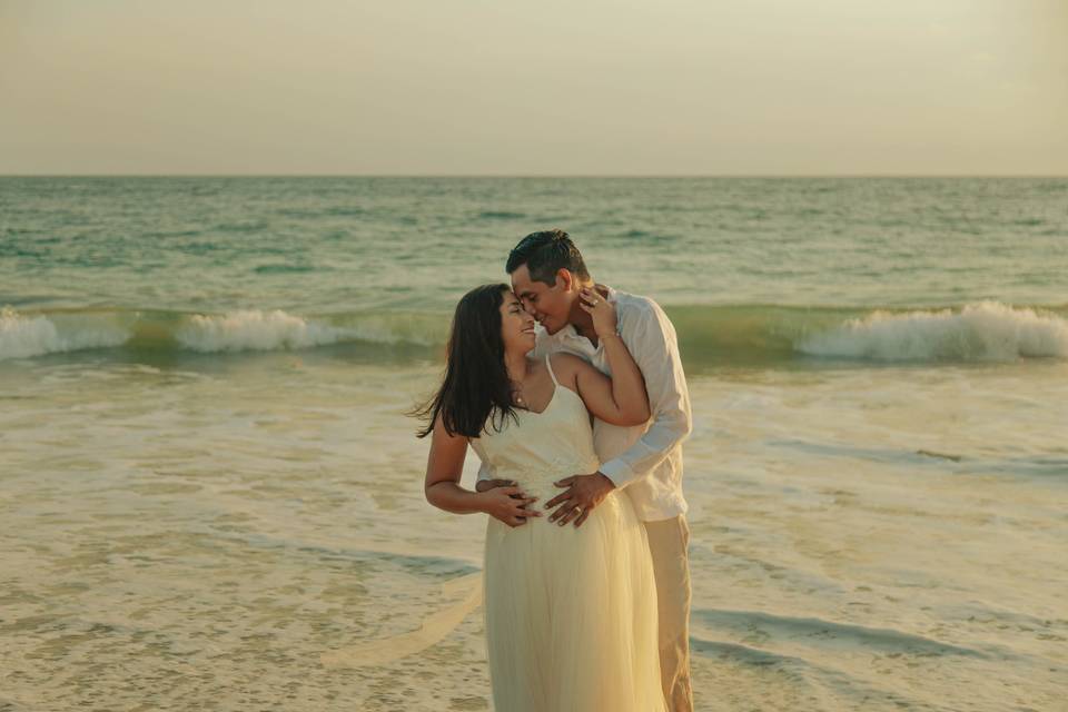 Pareja besándose en el mar