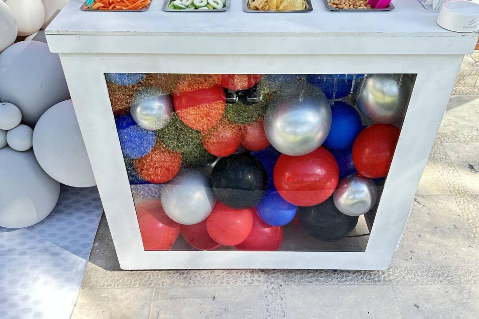 Barra de snacks con decoración de globos