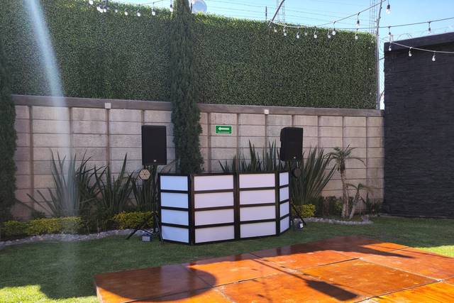 Cabina de dj en un jardín