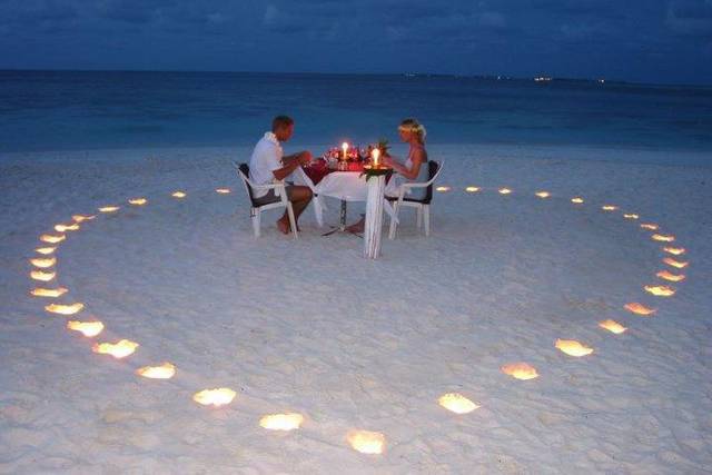 Cena romántica en la arena