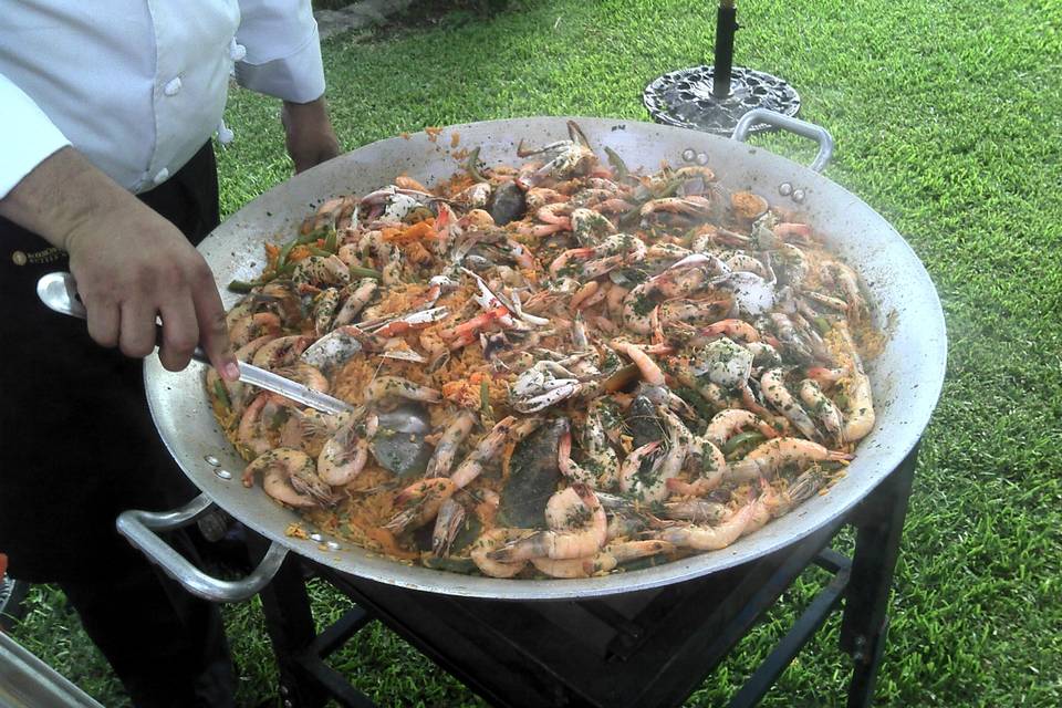 Paella a la vista de los invit