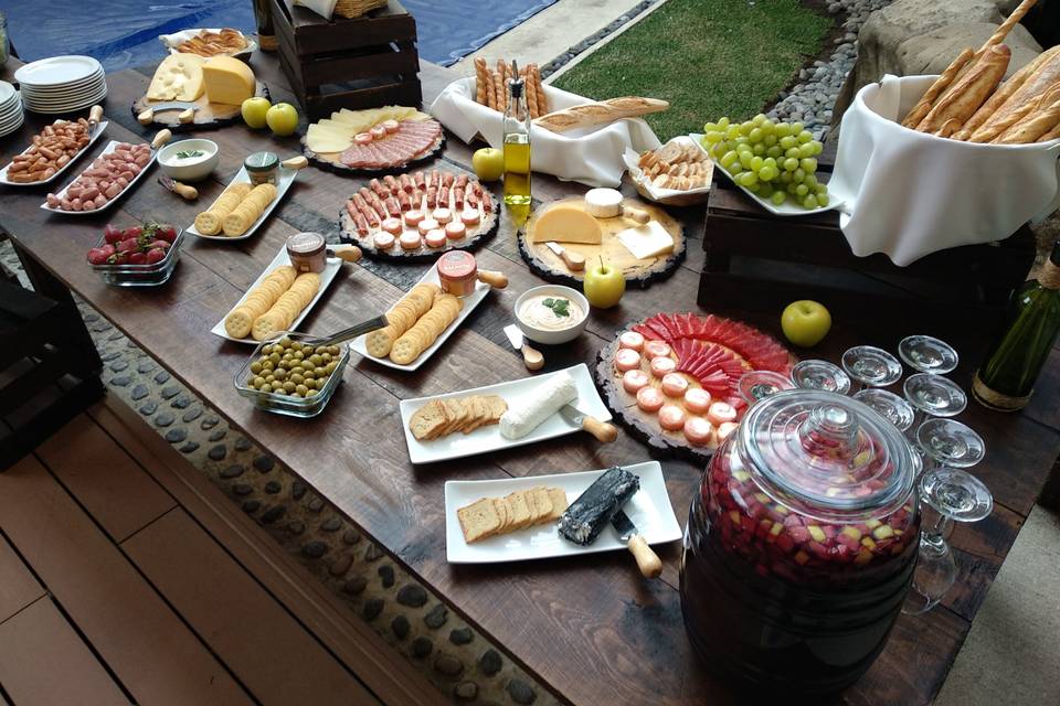 Mesa de Quesos y Carnes Frias