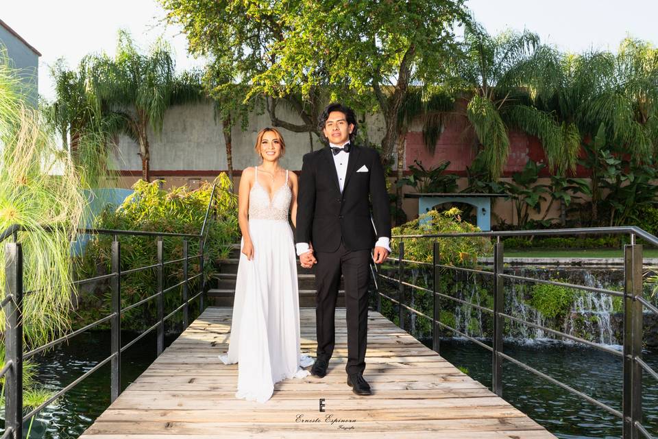 Pareja caminando por un puente