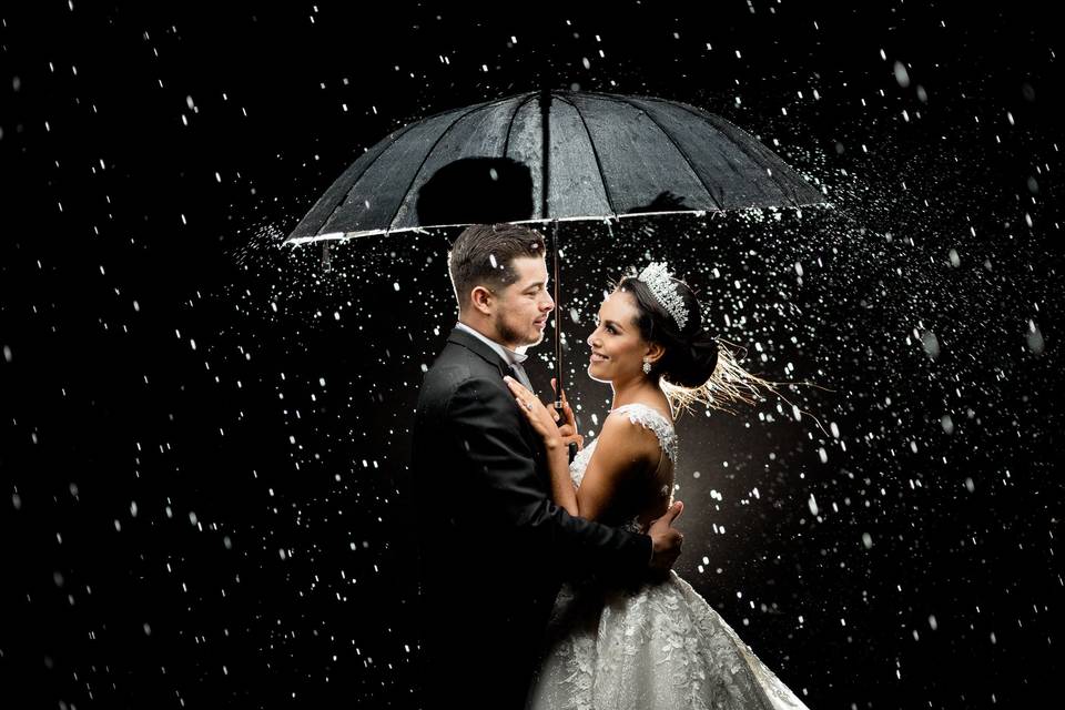 Pareja con un paraguas bajo la lluvia