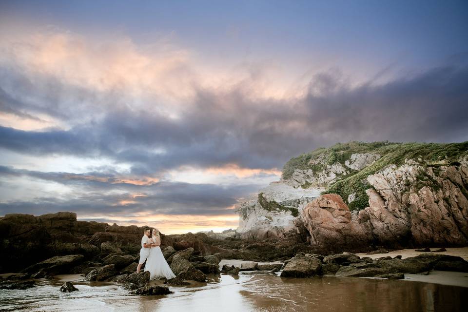 Novios en medio de la playa