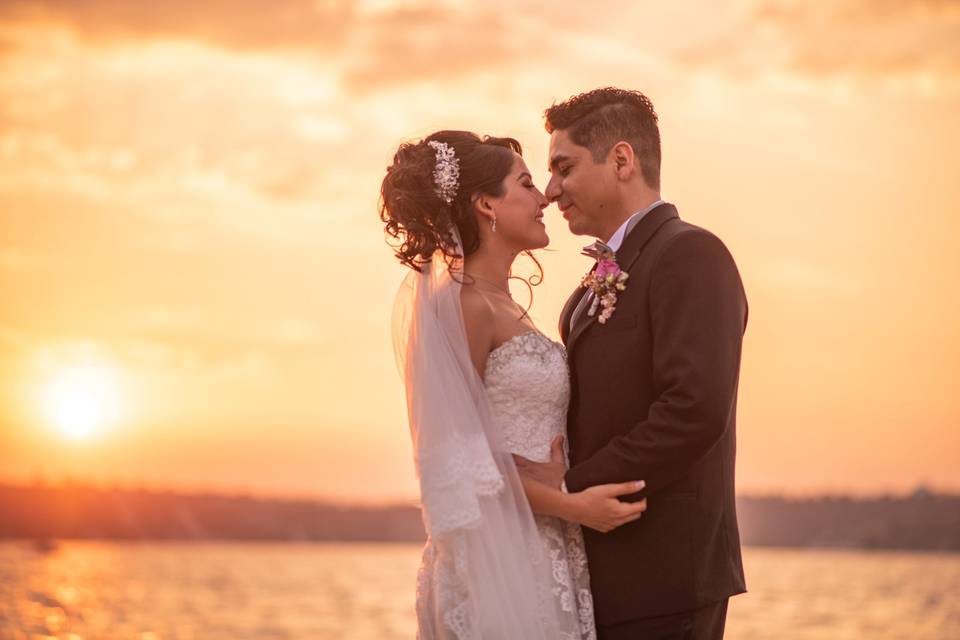 Pareja de perfil enfrente del atardecer