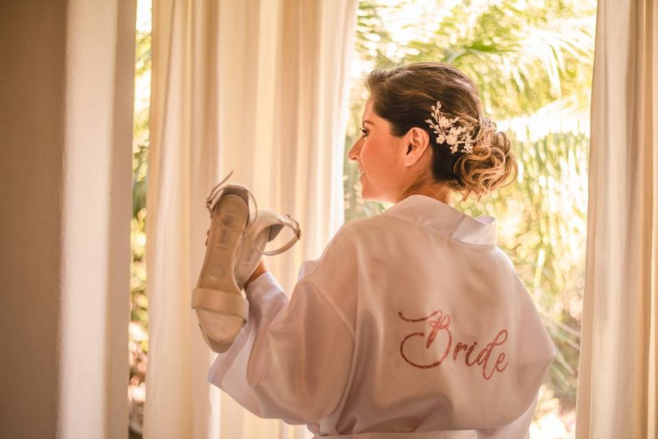 Bride sosteniendo unos zapatos