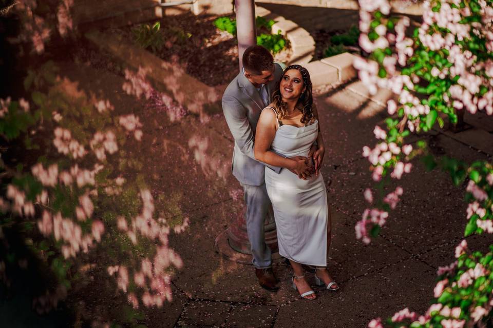 Pareja abrazada en un jardín