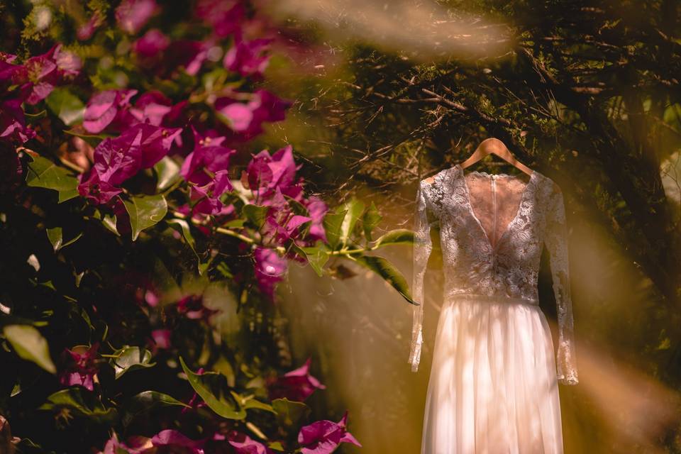 Vestido de novia colgado