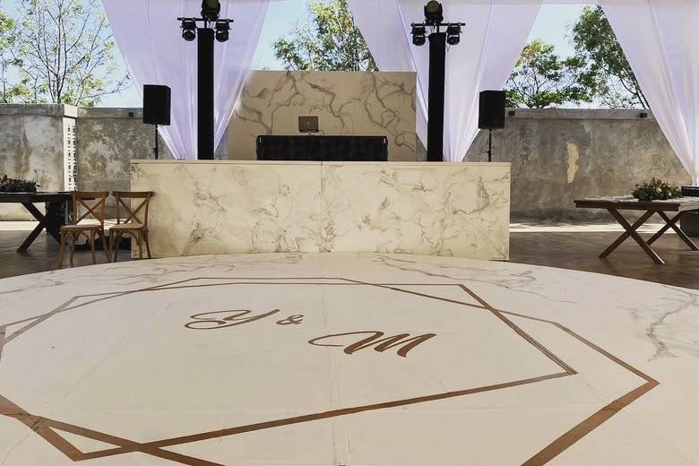 Cabina de música y pista de baile