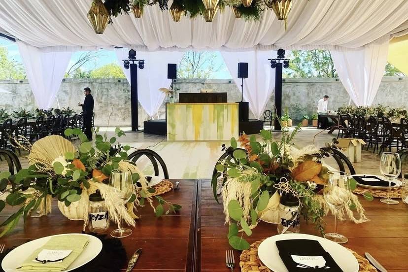 Mesa de madera adornada con floreros