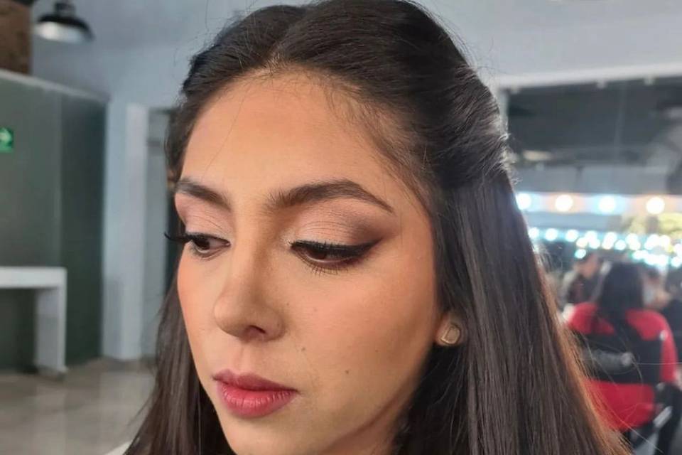 Maquillaje con labios rosados