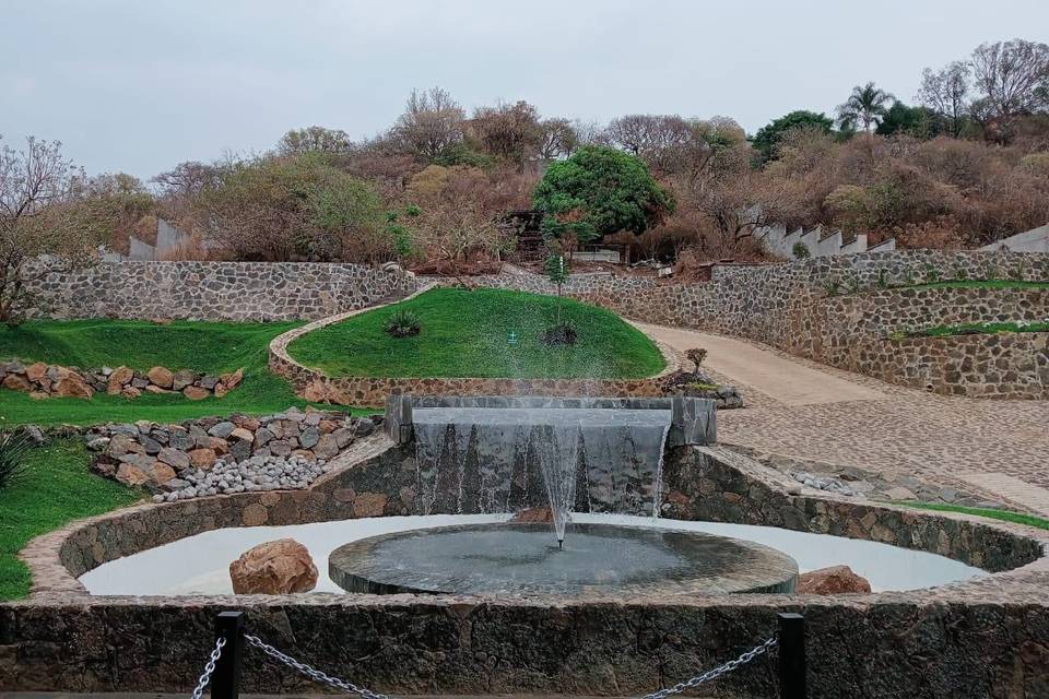 Fuente con jardín