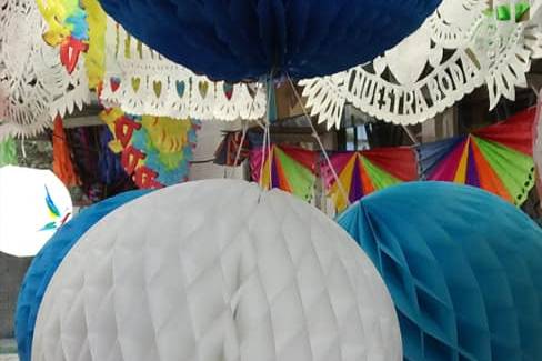 Adornos de esferas de papel picado