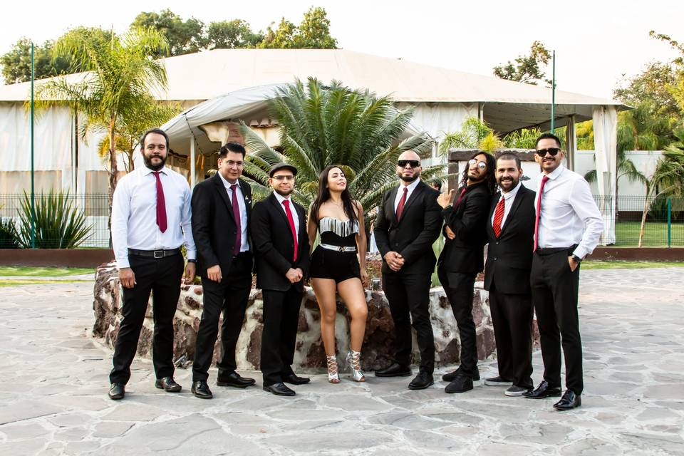 Grupo musical posando en el patio