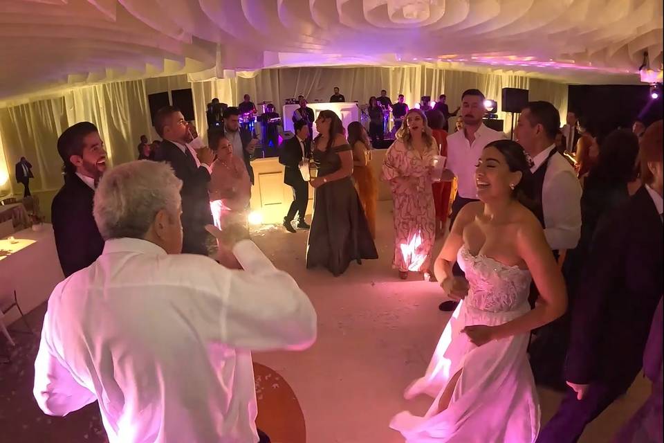 Invitados bailando