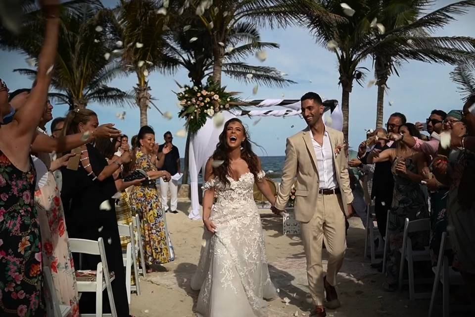 Novios agarrados de la mano felices en su ceremonia nupcial