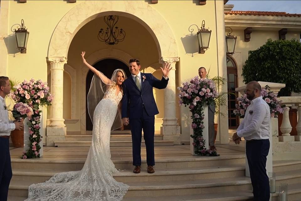 Novios posando a la salida de la iglesia