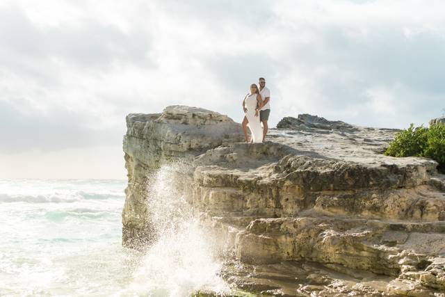 Pareja a la orilla de una rosa frente al mar