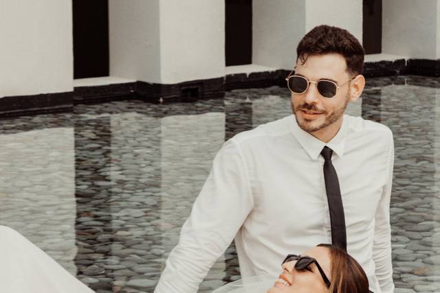 Novia acostada con la cabeza apoyada en las piernas de su novio