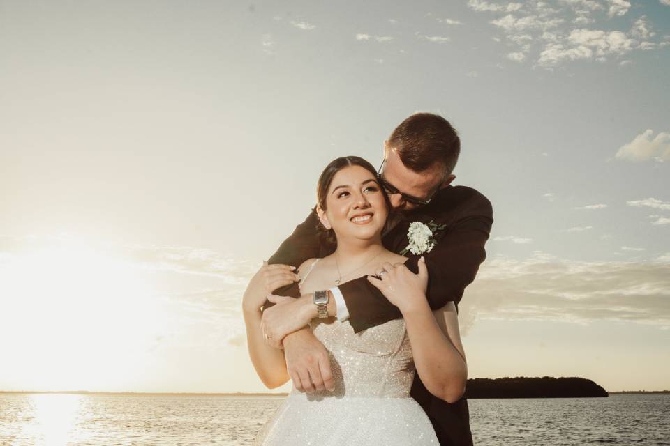 Novio besando el cuello de la novia