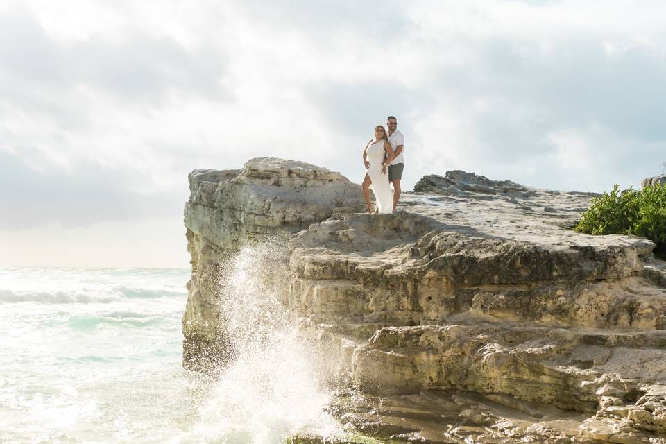 Pareja a la orilla de una rosa frente al mar