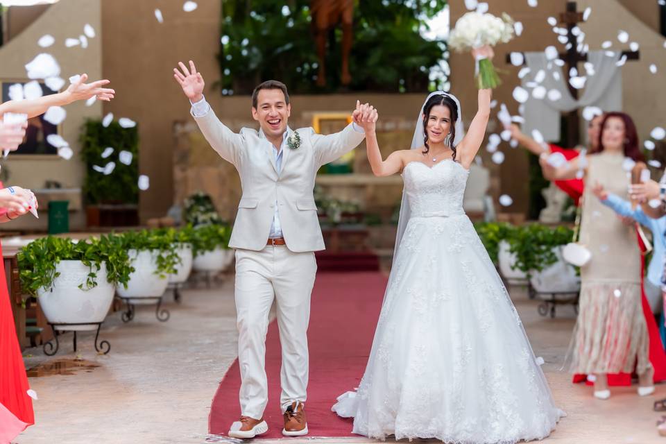 Novios con las manos arriba celebrando