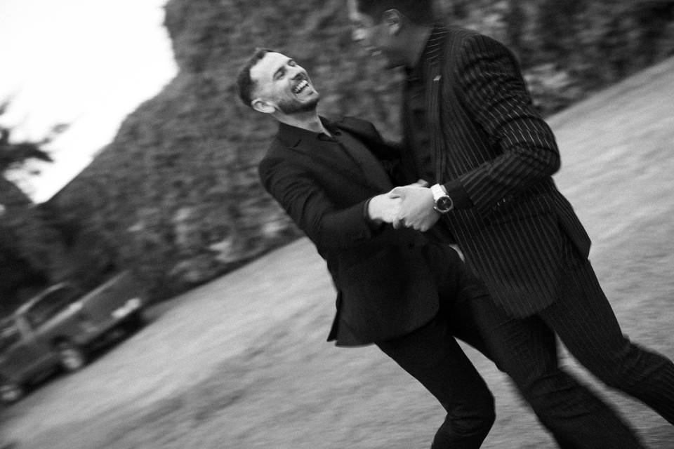 Pareja tomada de la mano