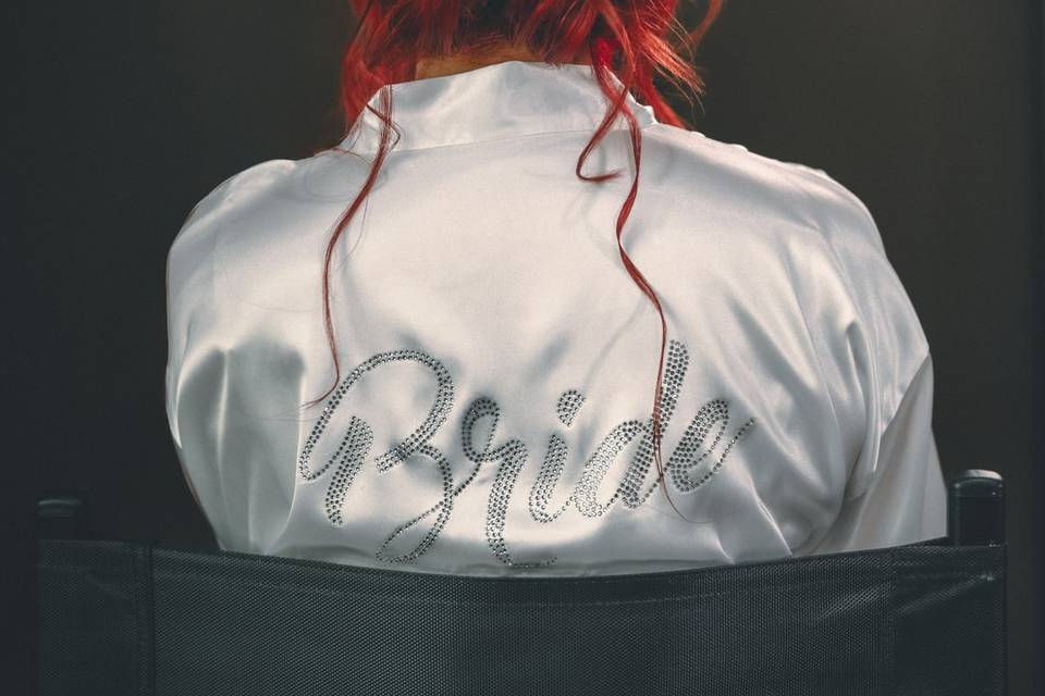Mujer de espaldas con cabello rojo