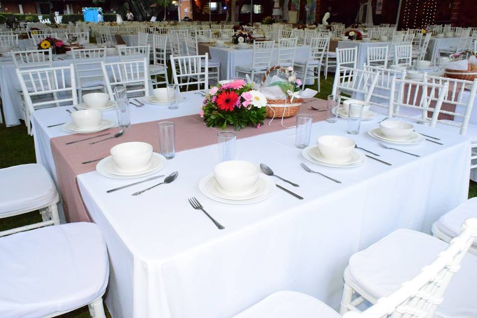 Mesa vajilla blanca