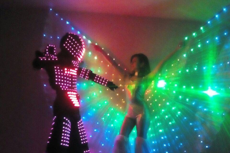 Robot y alas led