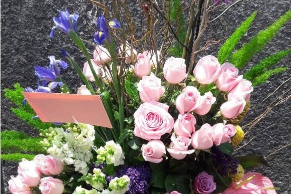 Rosas, orquideas, delfinios