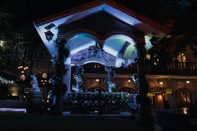 Kiosco iluminado y decorado con flores
