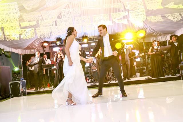 Novios bailando en la pista