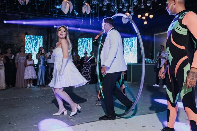 Novios bailando con los animadores