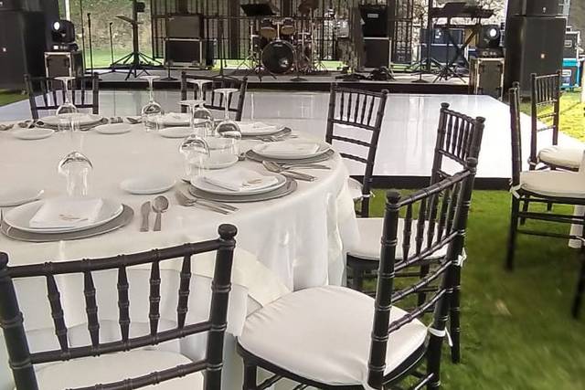 Mesas montadas para evento