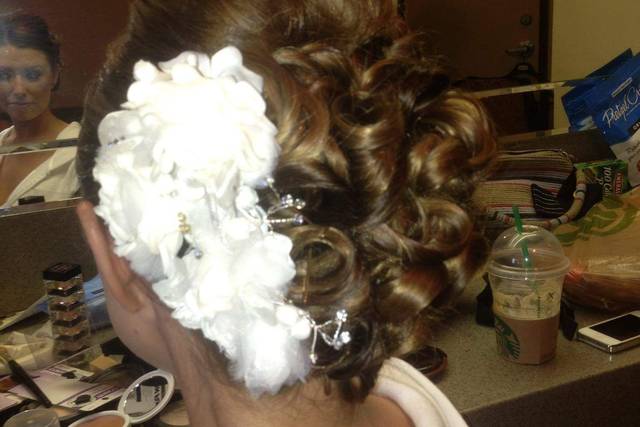 Recogido con tirabuzones y tocado