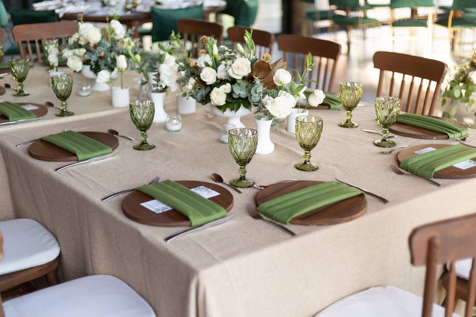 Montaje de mesa en beige, verde y café