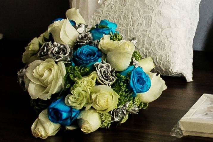 Ramo de novia de rosas blancas y azules