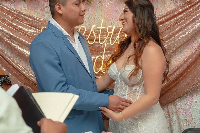 pareja tomados de la mano y viéndose a los ojos