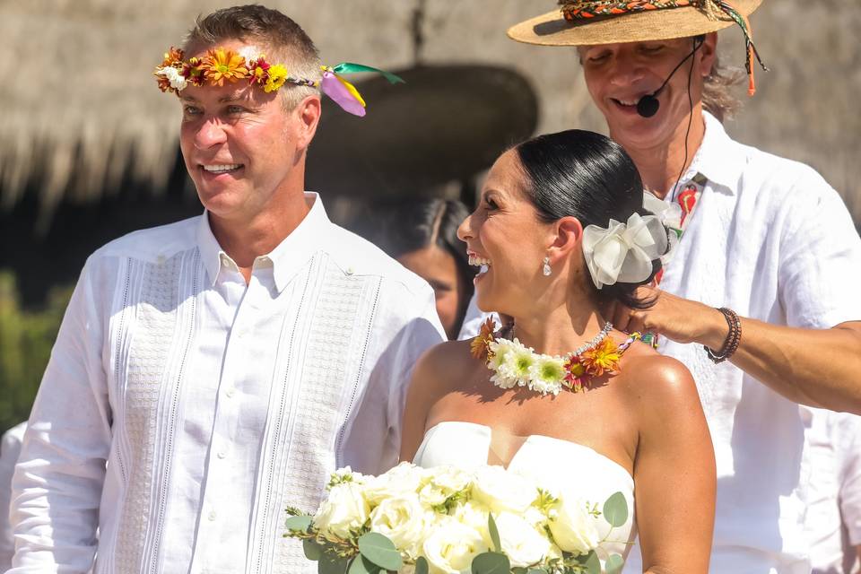 Novios con coronas de flores