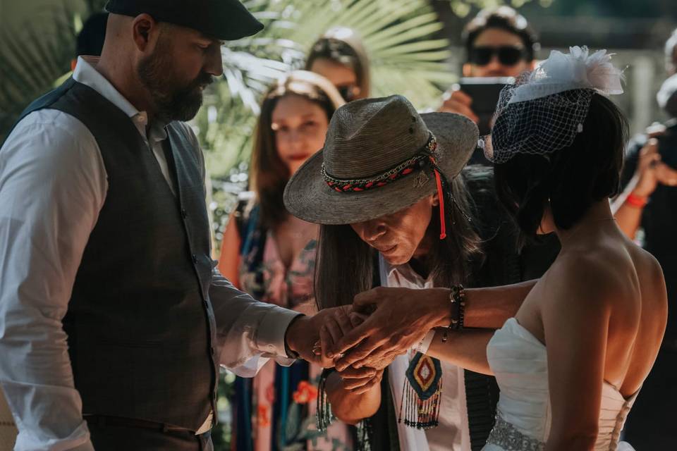 Chamán celebrando ritual de pareja