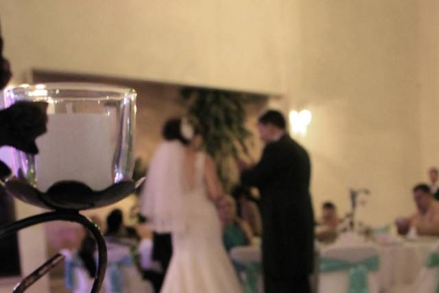 Novios saludando invitados
