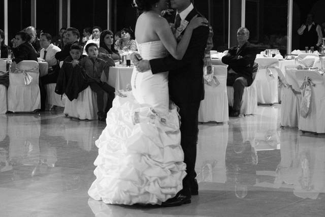 Novios bailando bals