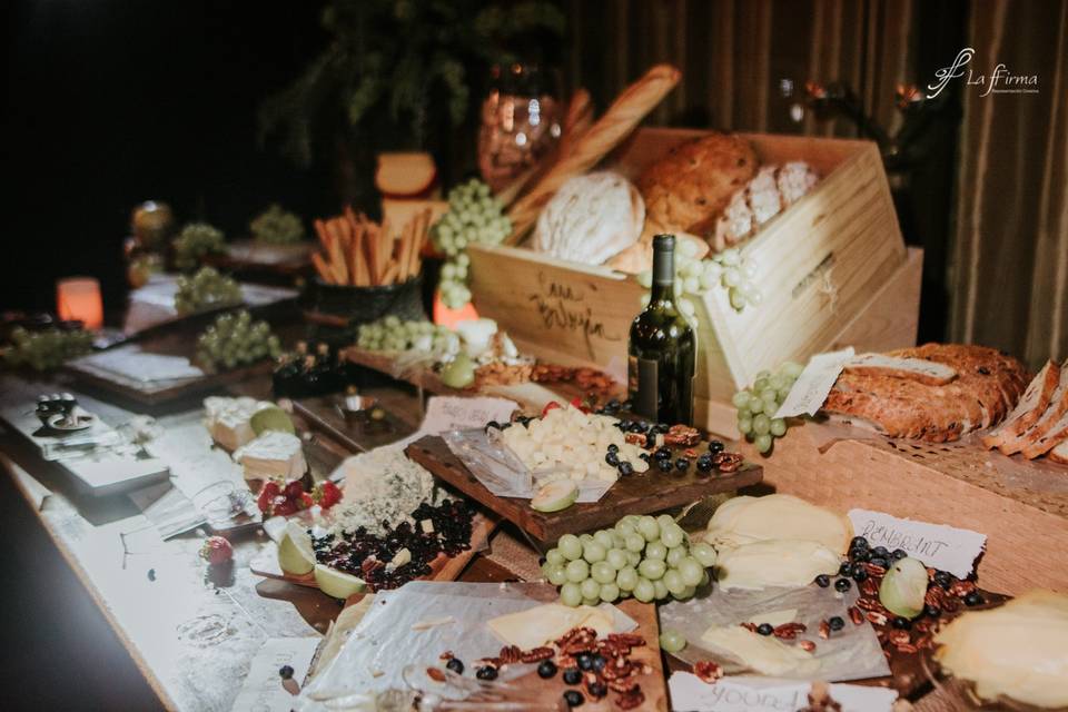 Mesa de quesos pan y vino