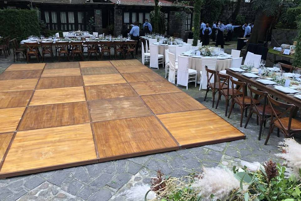 Pista de madera en un patio