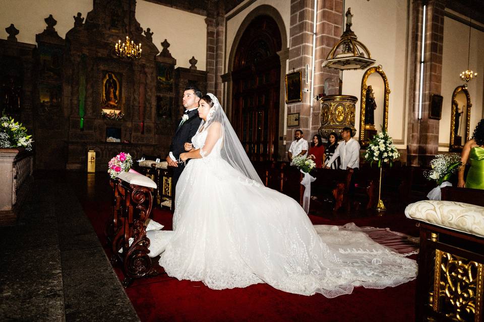 Hincados en la iglesia