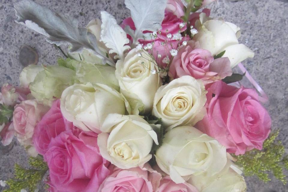Ramo rosas blanco y rosa