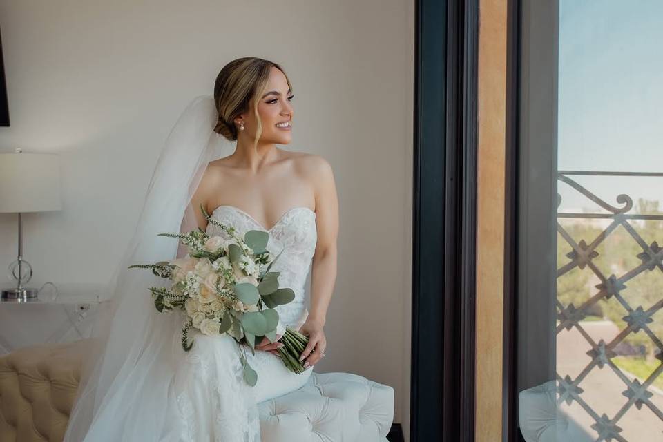 Novia mirando a la ventana