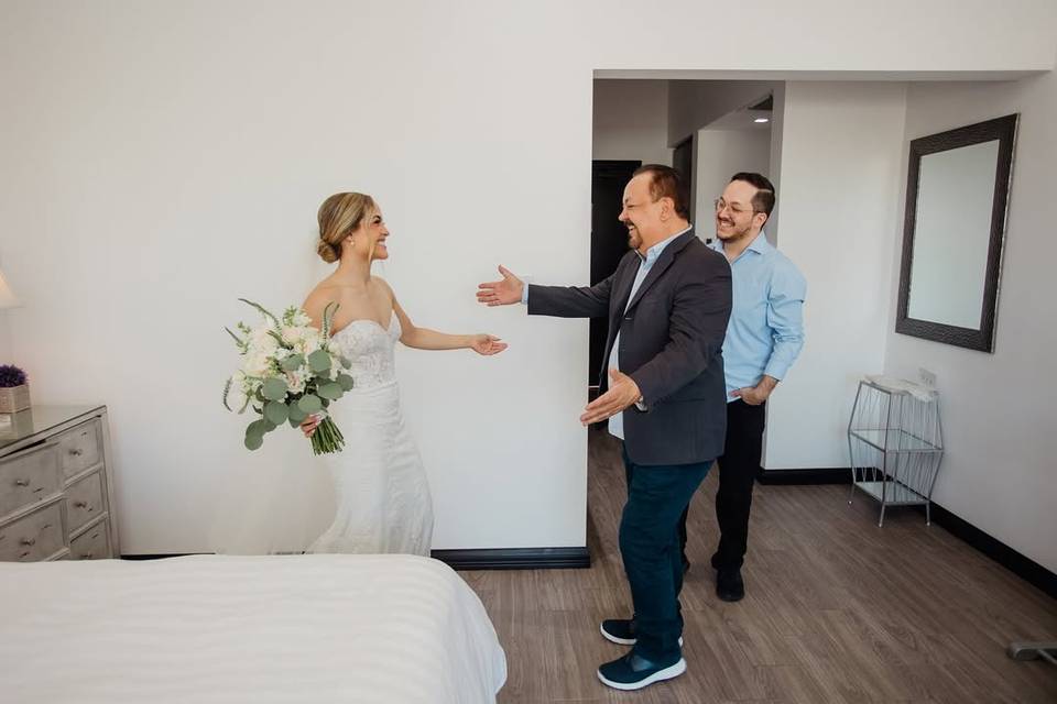 Novia viendo a su papá